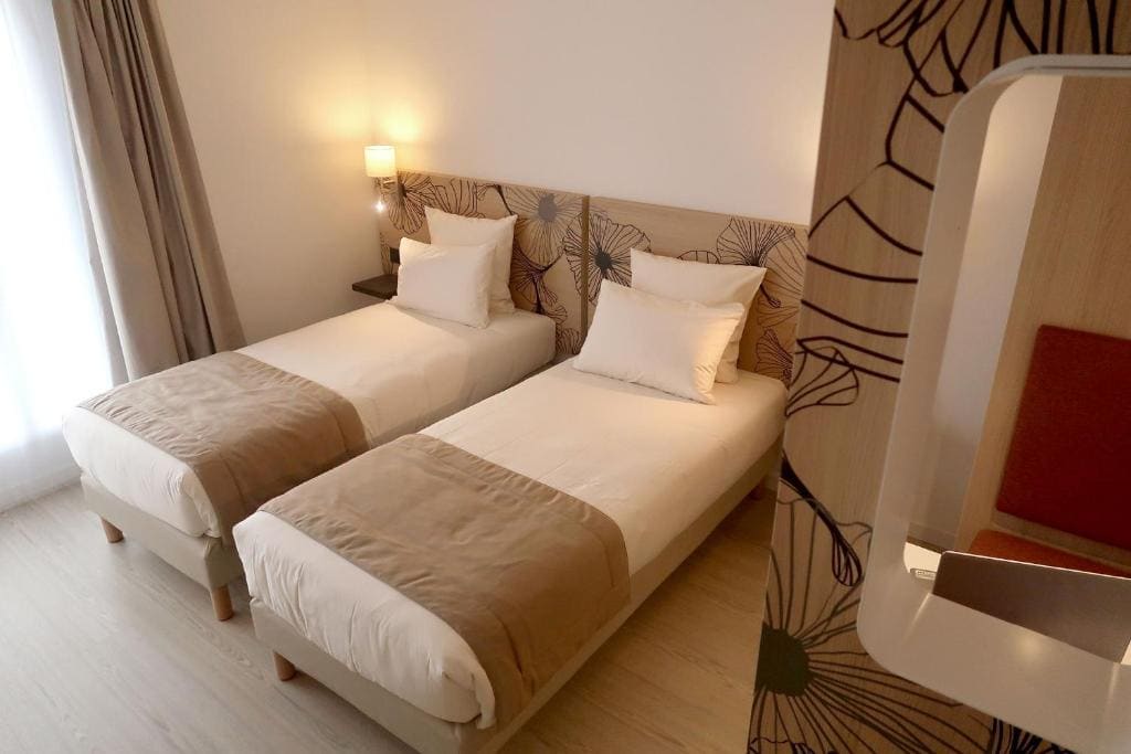 Superior Twin Room room - Image 3