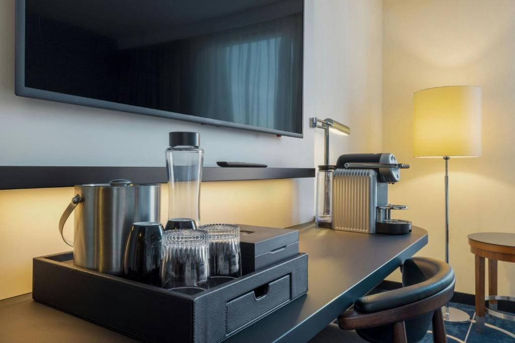 Superior King Room with WiFi - High Floor room - Image 1