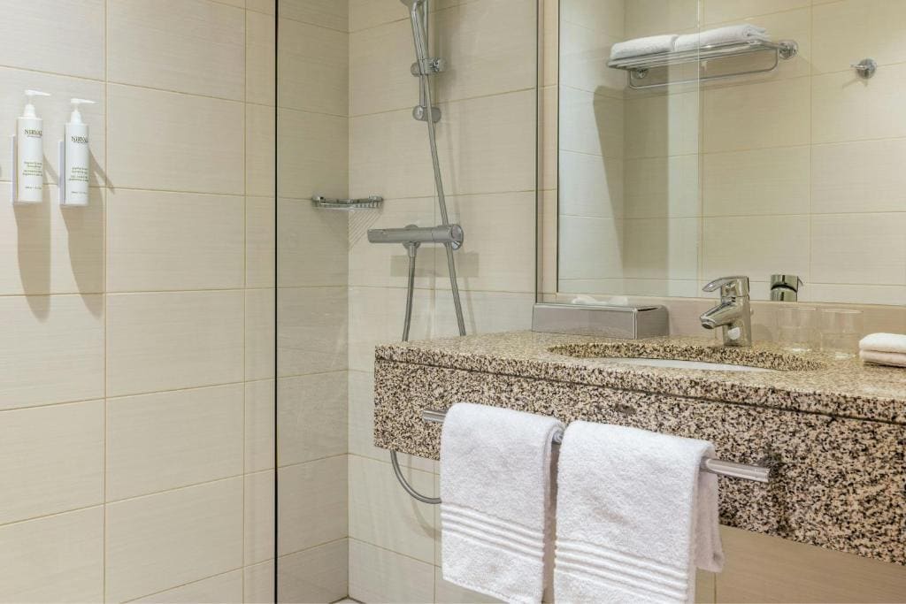 Superior Twin Room with WiFi - High Floor room - Image 2
