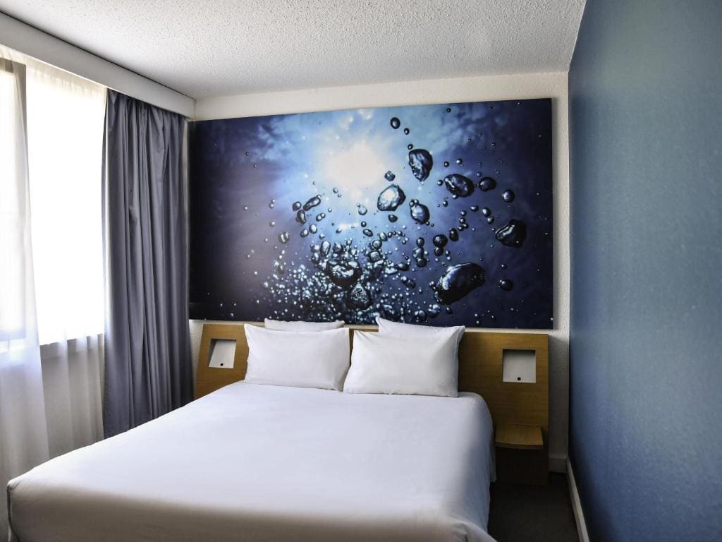 Family Suite with One Double Bed and One Sofa Bed room - Image 1
