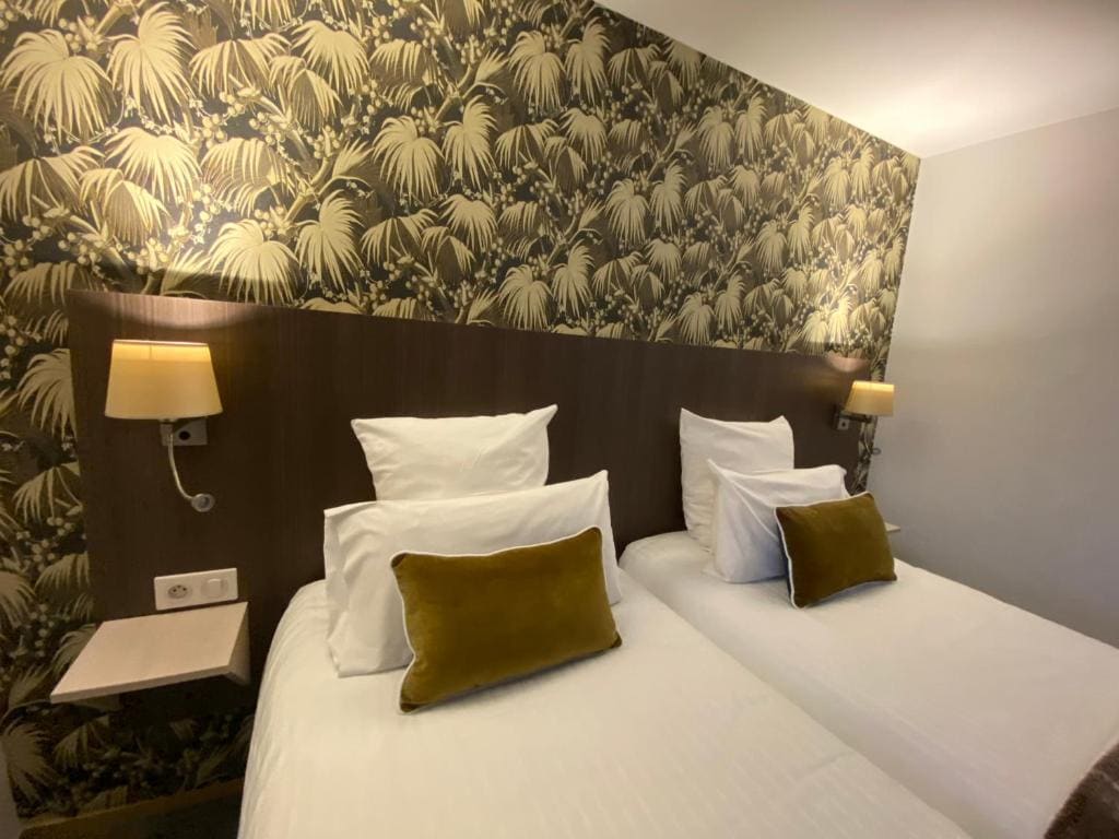 Twin Room with Bath room - Image 1