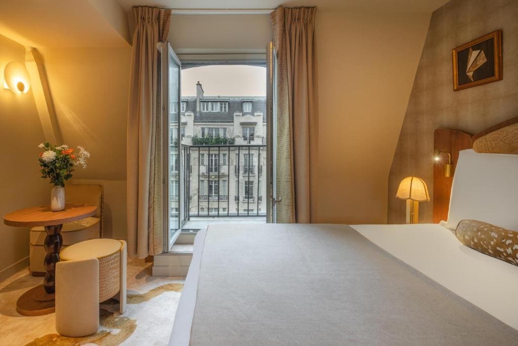 Classic Double Room with Eiffel Tower View room - Image 1