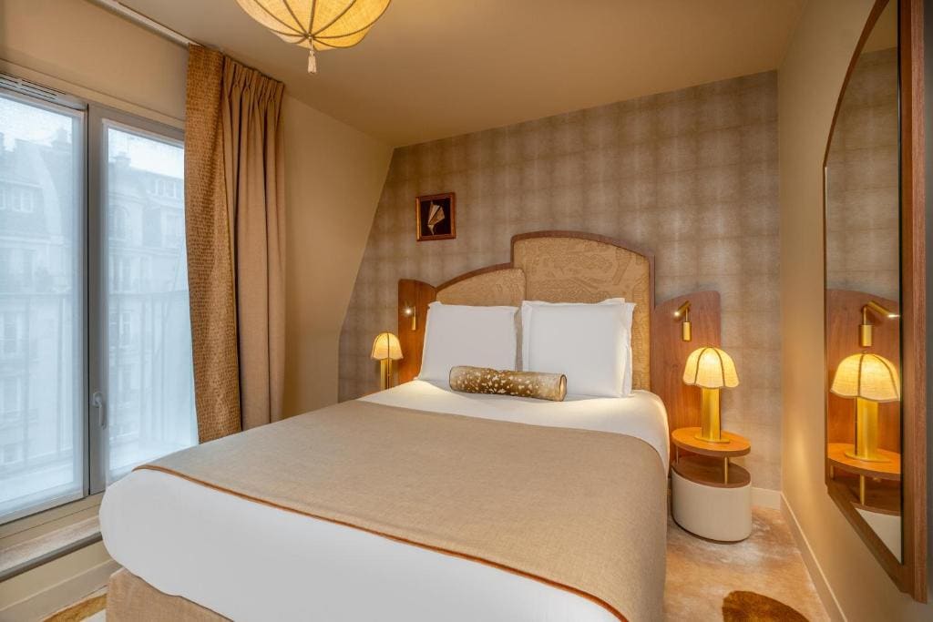 Classic Double Room with Eiffel Tower View room - Image 2