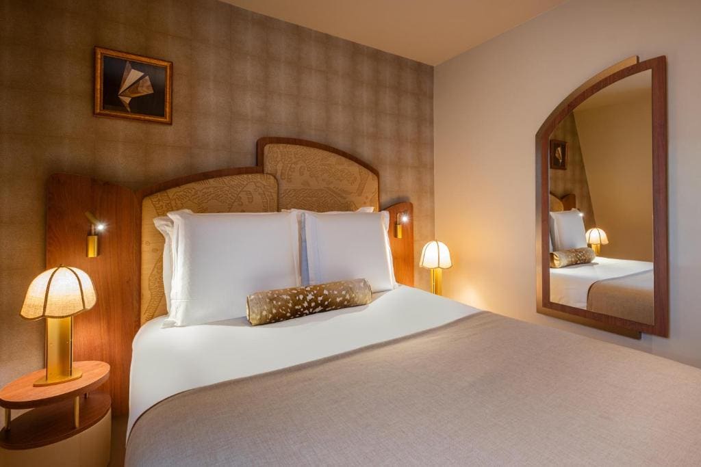 Classic Double Room with Eiffel Tower View room - Image 3