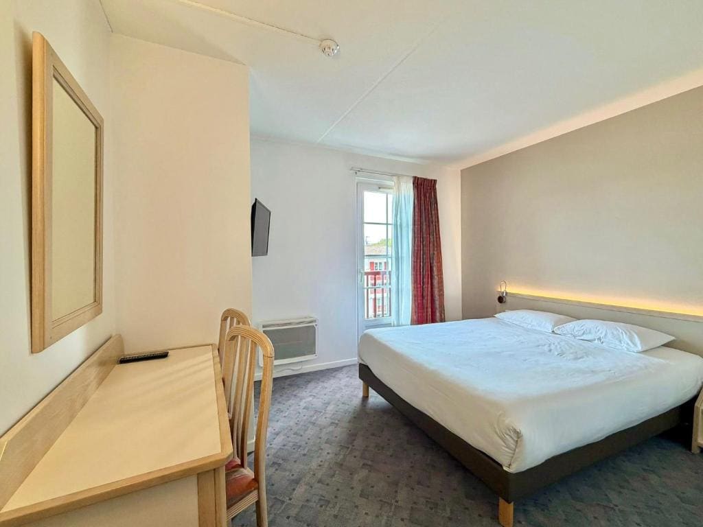 Double Room with Balcony room - Image 2