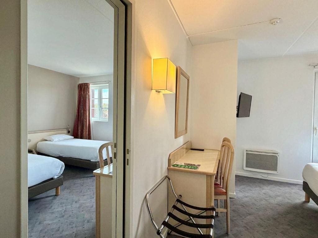 Double Room with Balcony room - Image 3