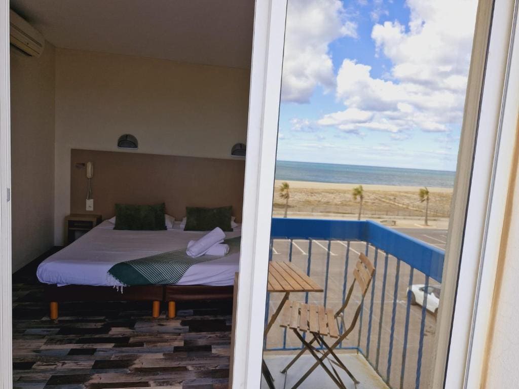 Double Room with Balcony room - Image 3