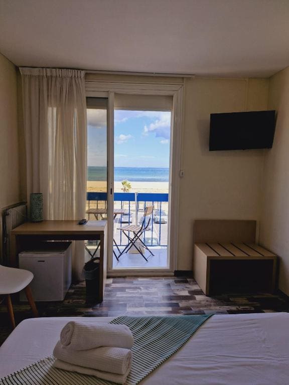Double Room with Balcony room - Image 2