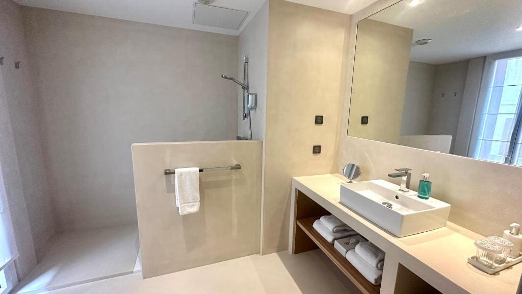 Junior Suite with City View room - Image 2