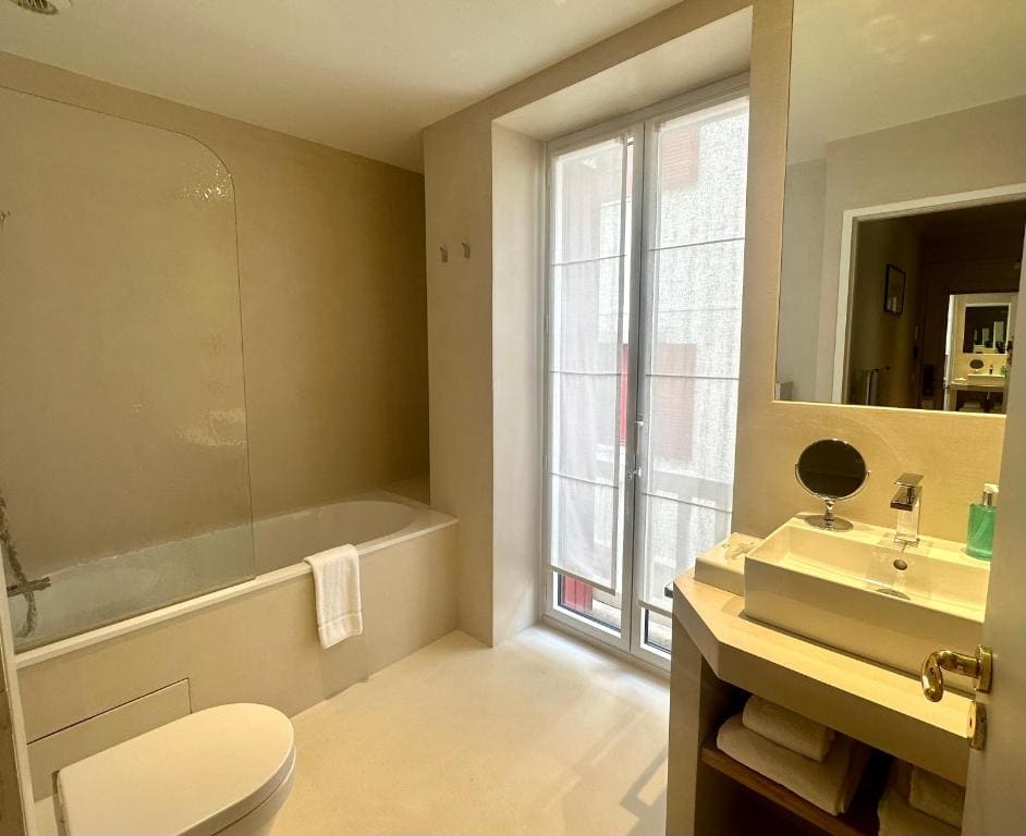 Room with City View room - Image 3