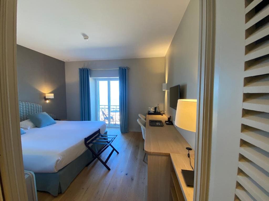 Room with Sea View and Balcony room - Image 2