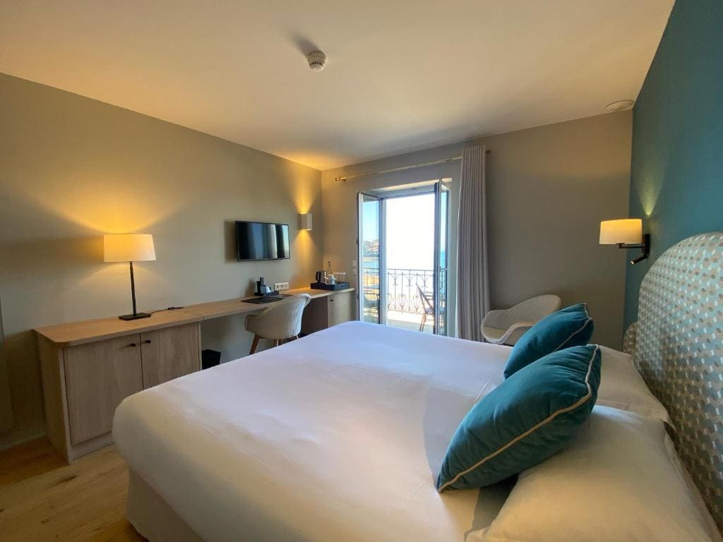 Room with Sea View and Balcony room - Image 1