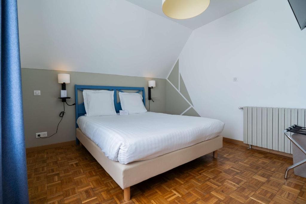 Premium Double Room with Sofa Bed and City View room - Image 3