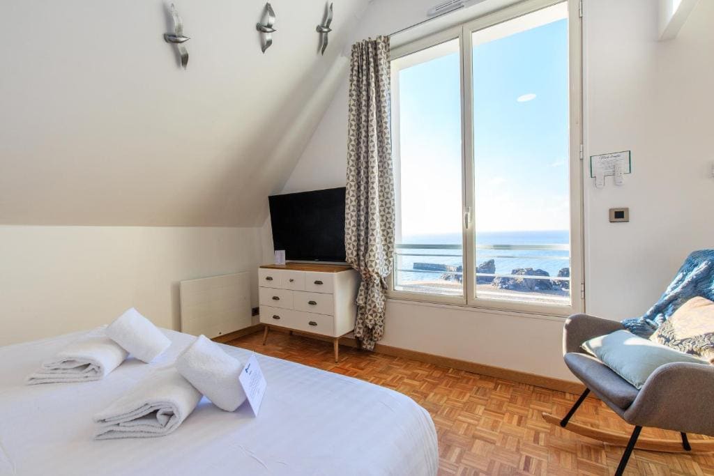 King Suite with Sofa Bed and Sea View room - Image 3