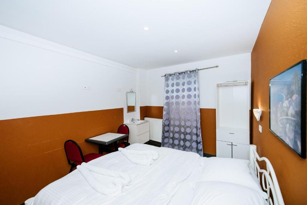 Single Room with Shared Bathroom room - Image 1