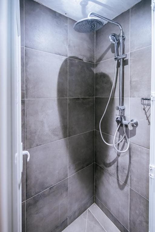 Triple Room with Shared Bathroom room - Image 1