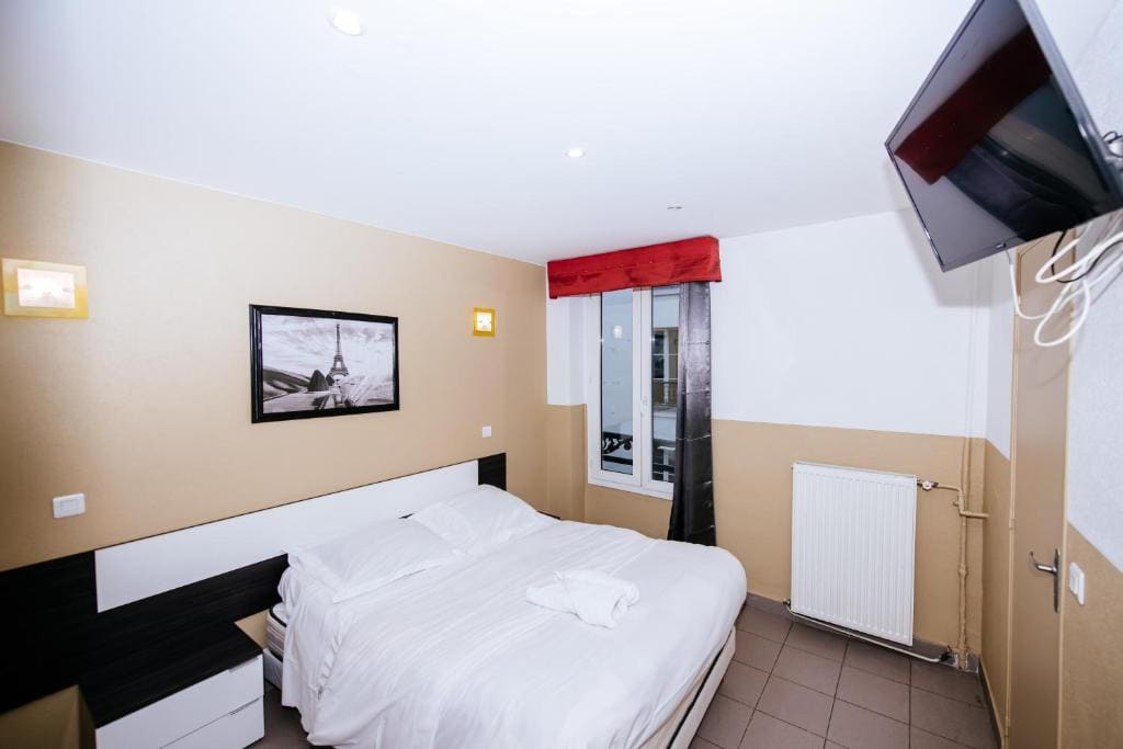 Standard Double Room with Shared Bathroom room - Image 3