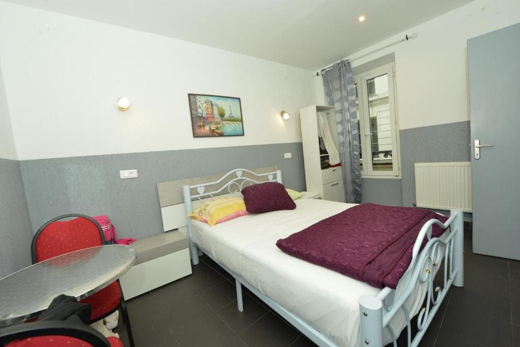 Standard Double Room with Shared Bathroom room - Image 2