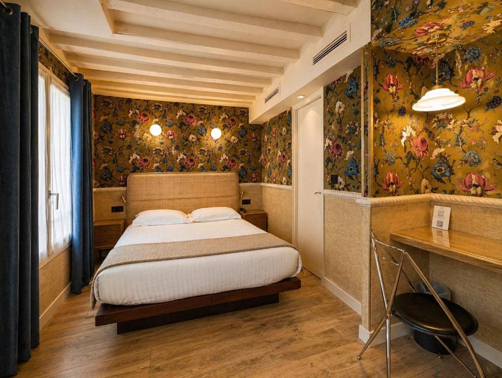 Deluxe Room room - Image 1