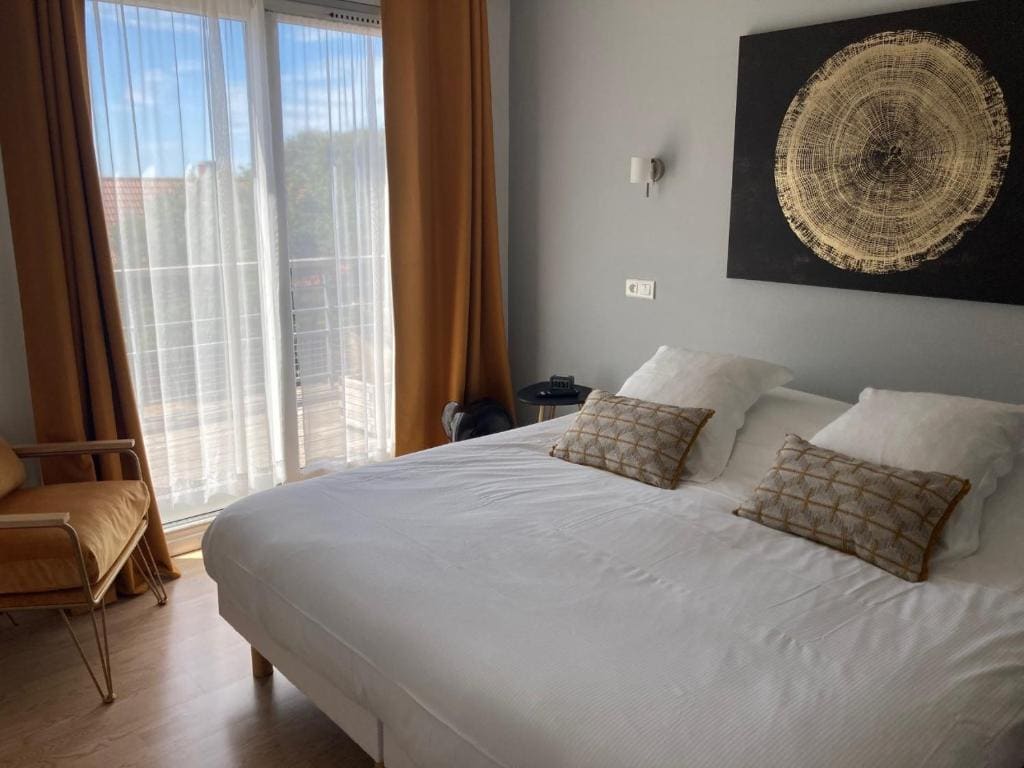 Double Room with Bath and Terrace room - Image 3