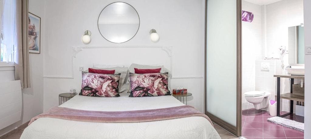 Double Room with Pool View room - Image 2