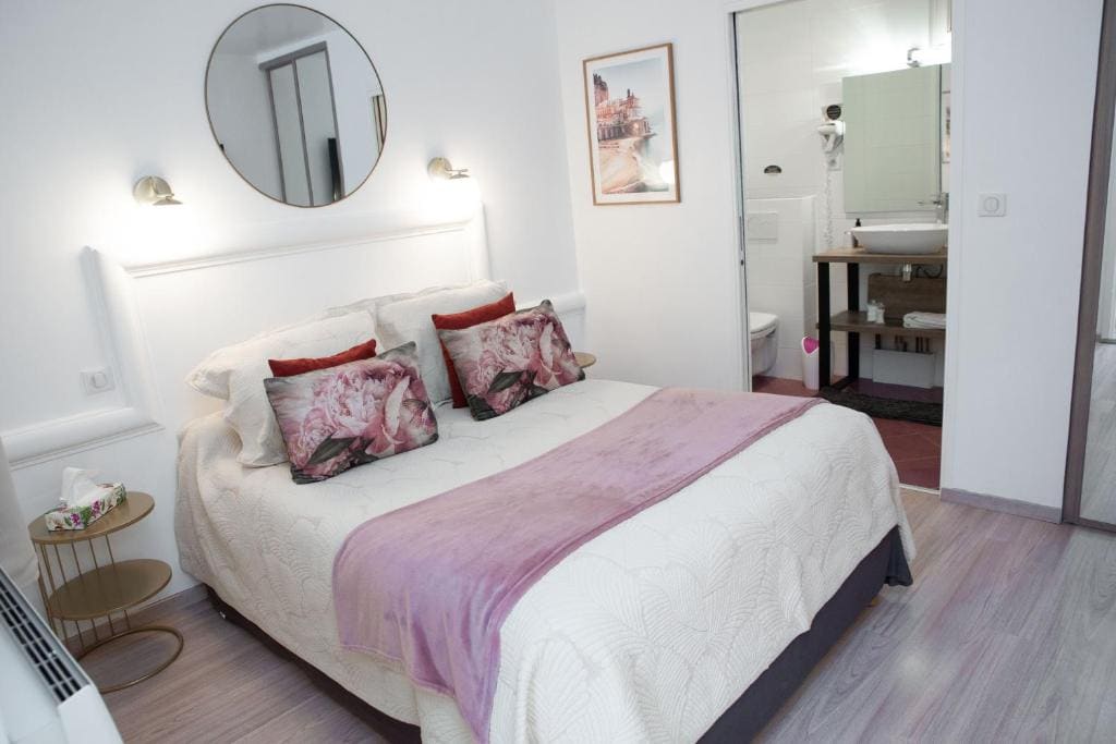 Double Room with Pool View room - Image 1