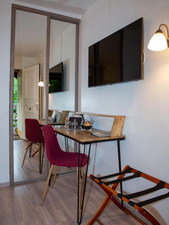 Double Room with Pool View room - Image 3