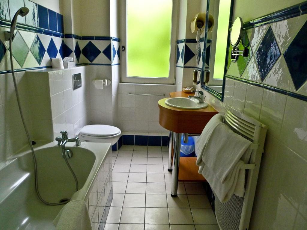 Superior Double Room with Balcony and Lake View room - Image 3