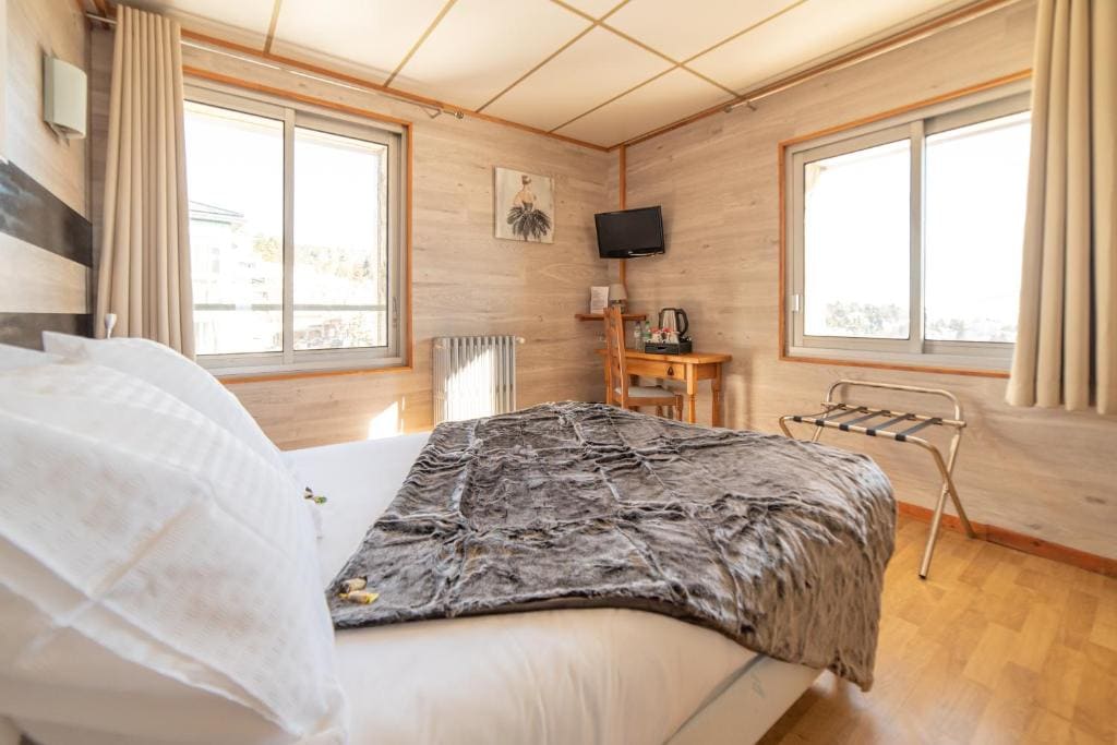Family Room with Mountain View room - Image 3