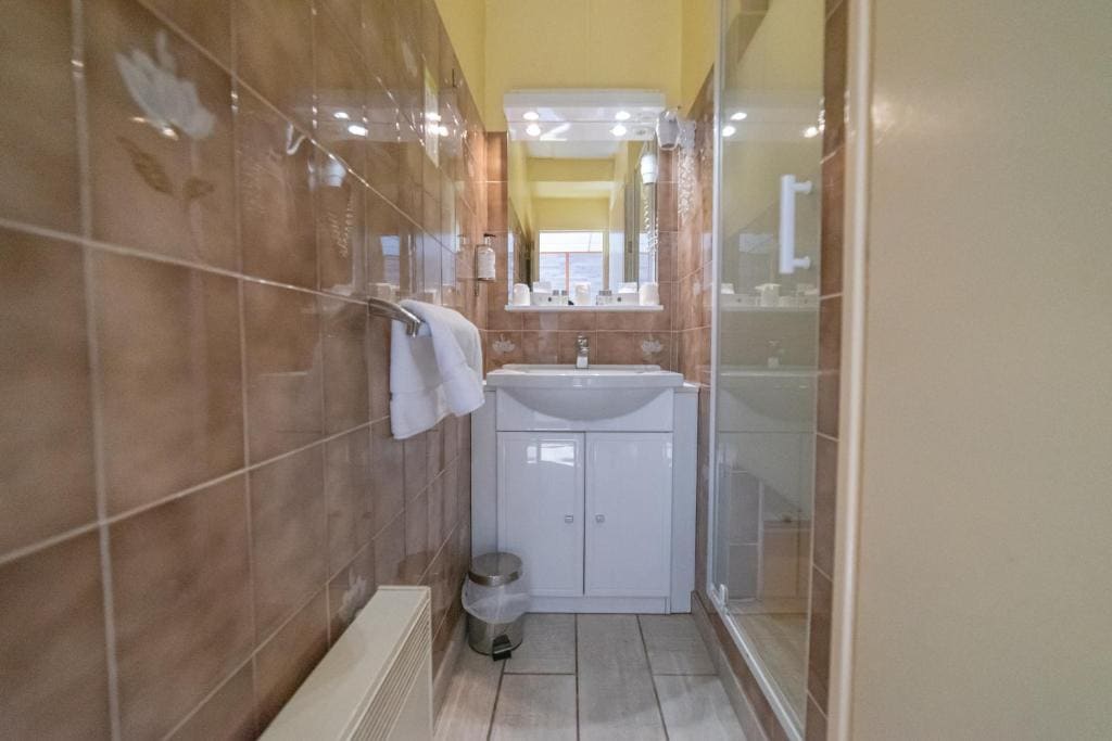 Double Room North Side with Shower room - Image 3