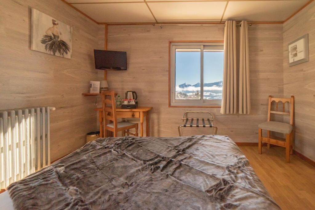 Double Room with Mountain View room - Image 2
