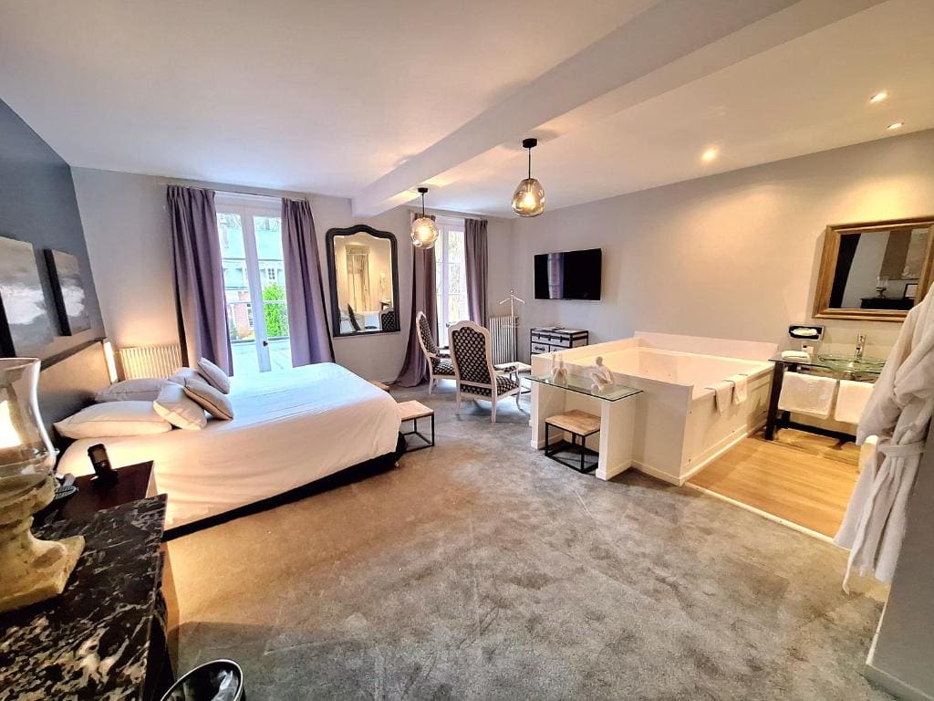 Deluxe Double Room with Bath room - Image 2