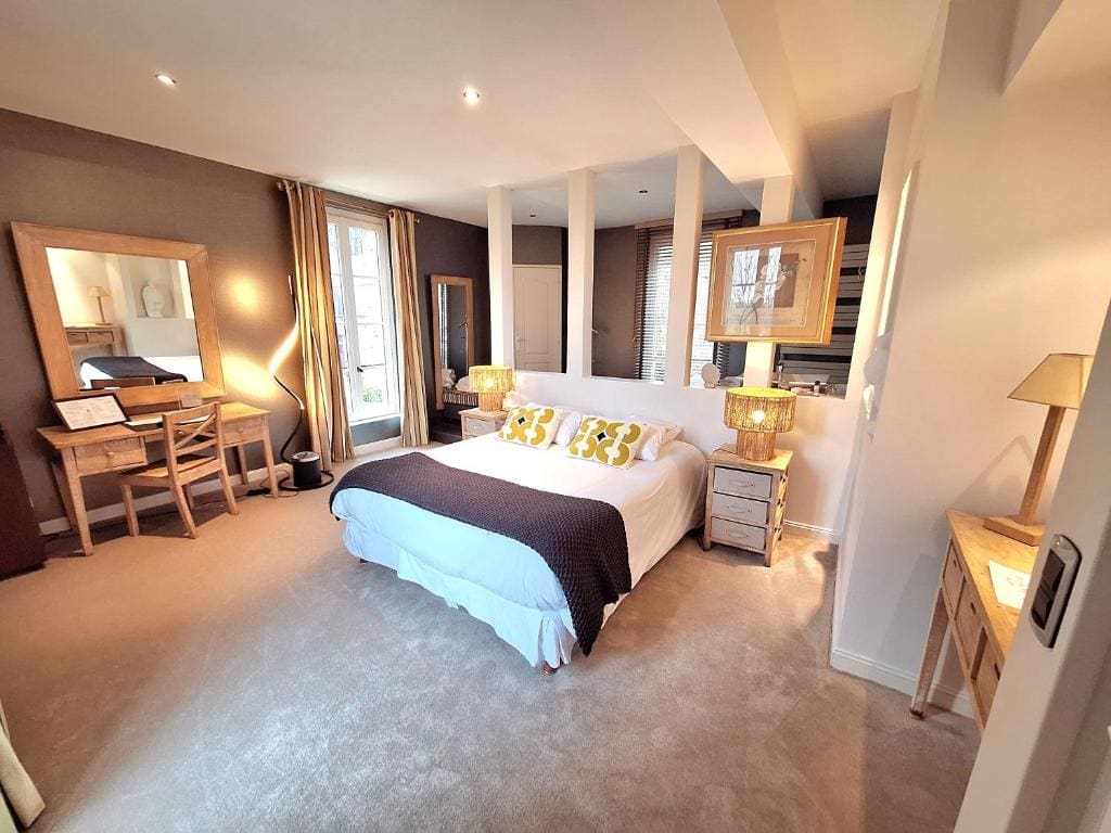 Deluxe Double Room with Bath room - Image 3