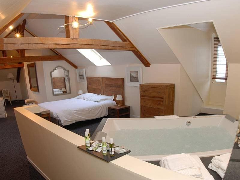 Suite with Spa Bath room - Image 2