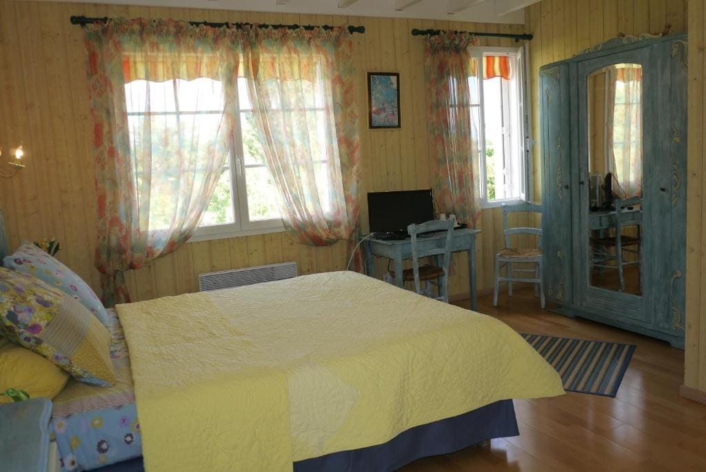 Double Room with Lake View room - Image 2