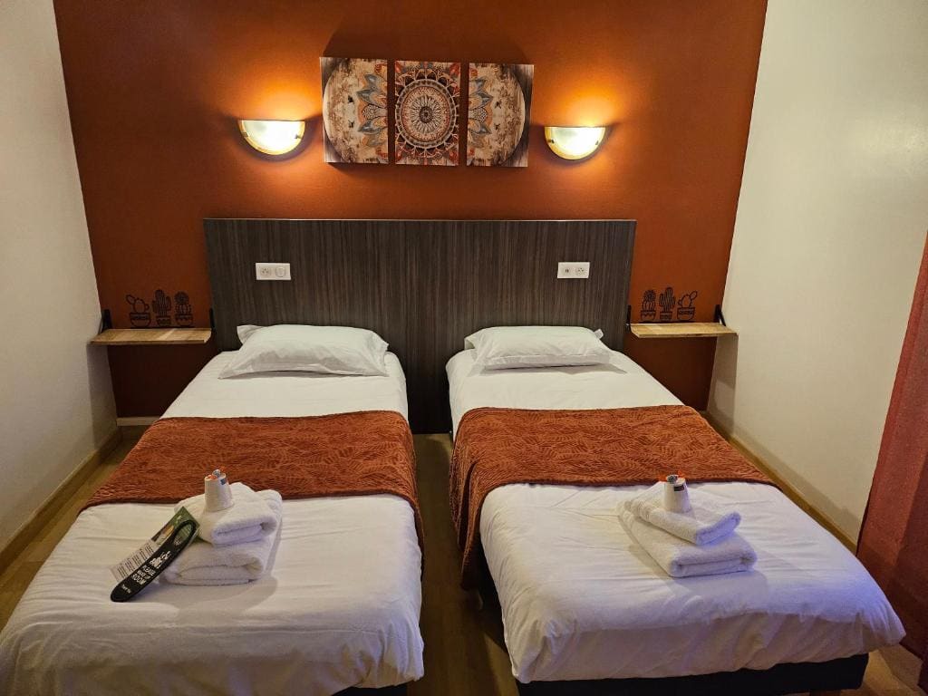 Standard Twin Room room - Image 2