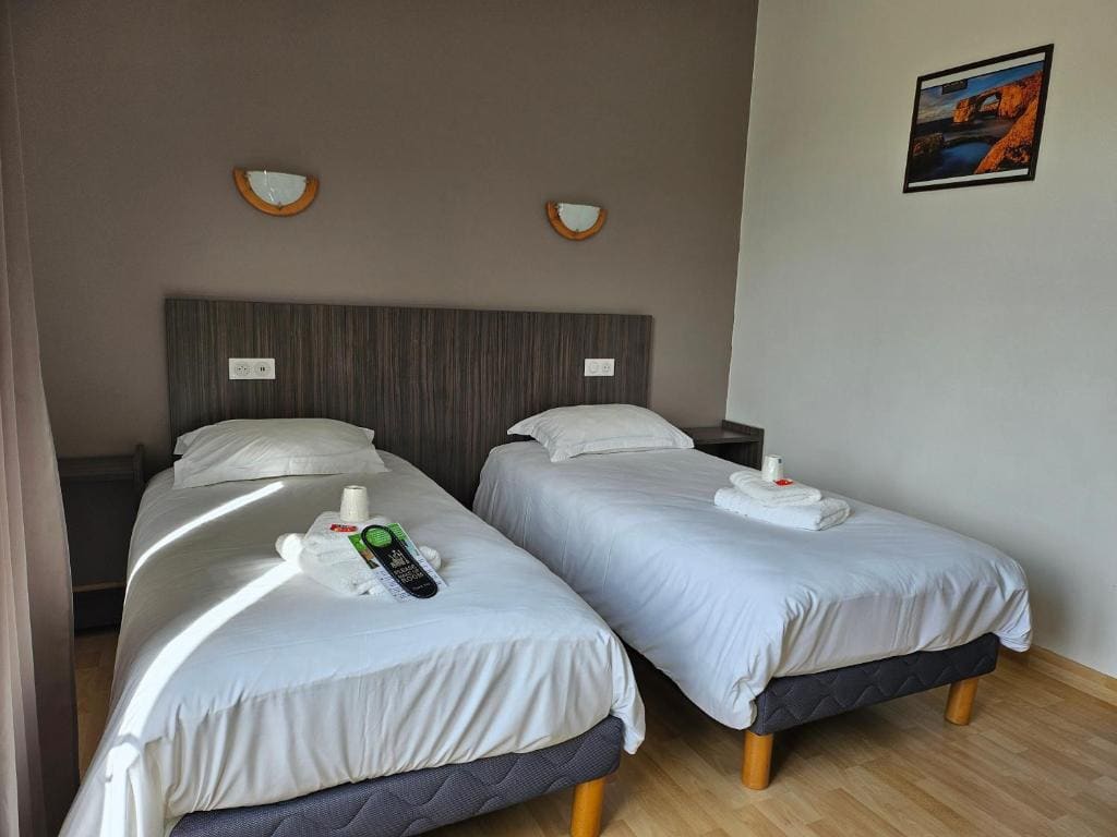 Standard Twin Room room - Image 3