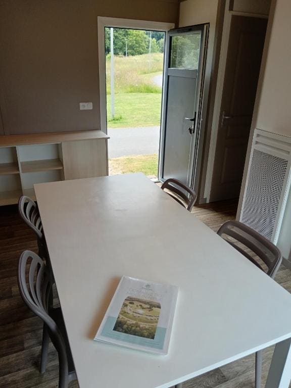 One-Bedroom Cottage Privilege 2 people room - Image 2