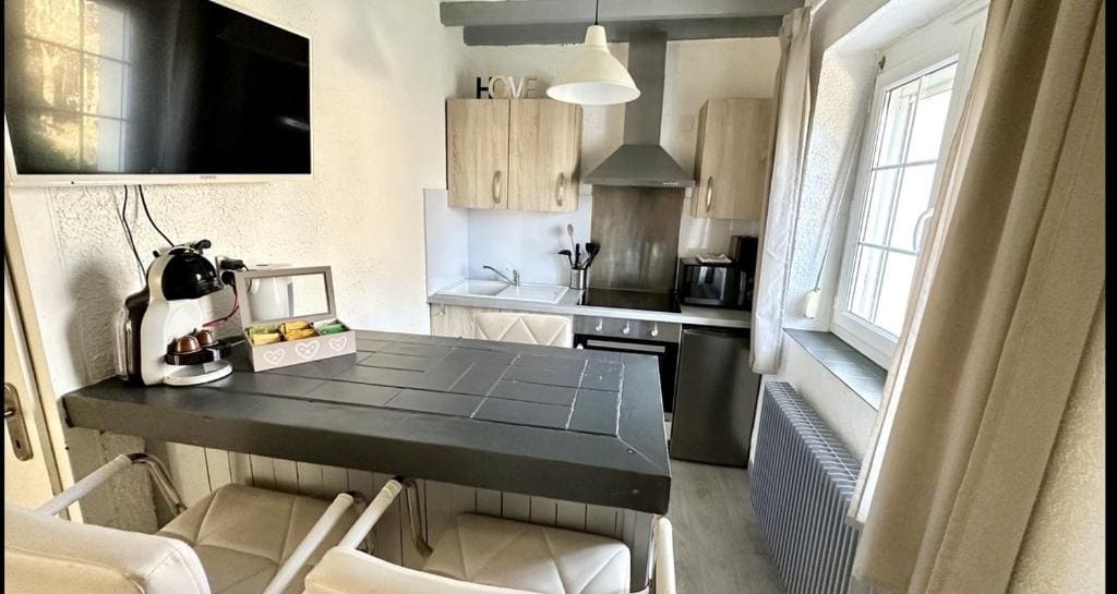 One-Bedroom Cottage room - Image 2