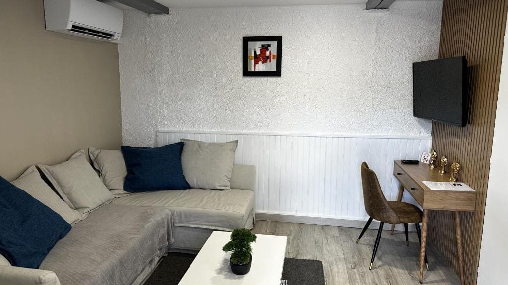 Apartment with Garden View room - Image 2