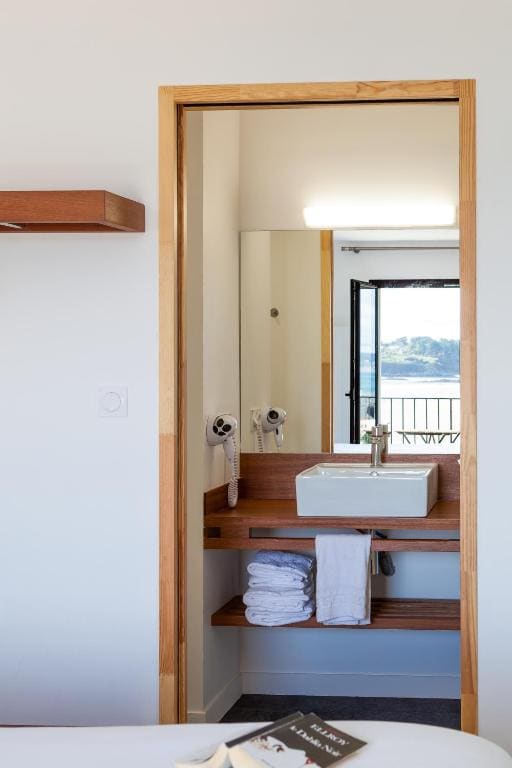 Superior Double Room with Balcony and Sea View room - Image 3