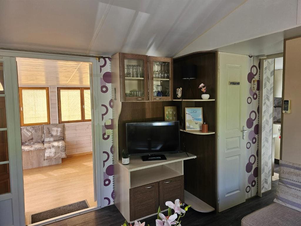 Mobile Home room - Image 2