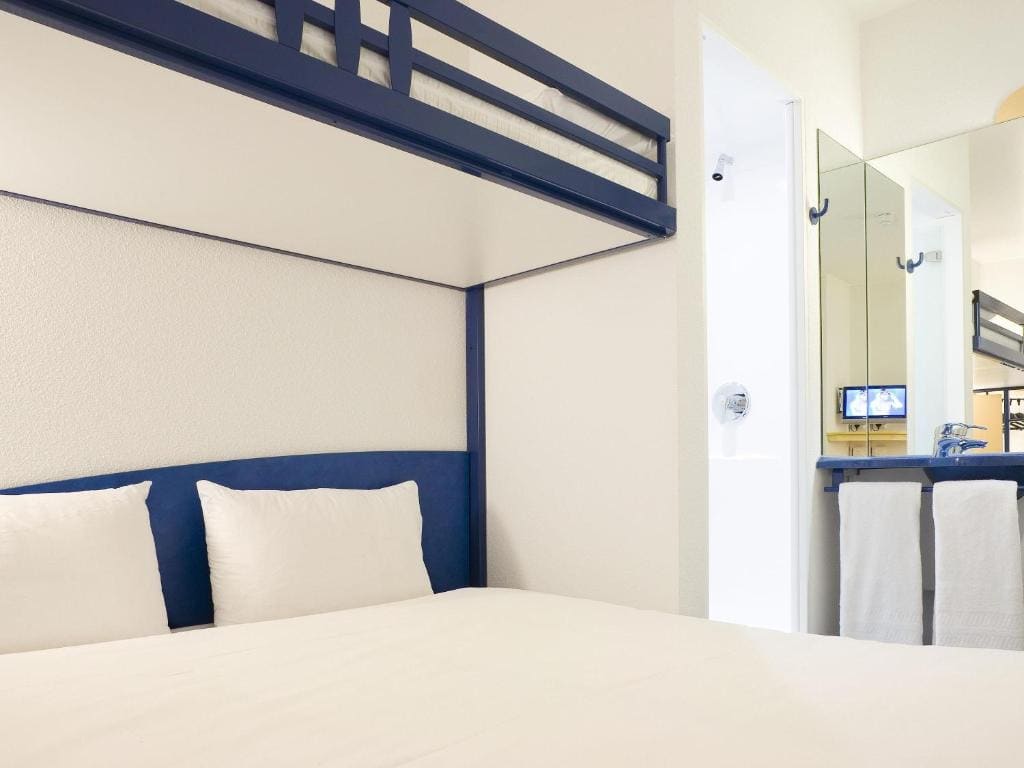 Standard Triple Room room - Image 1
