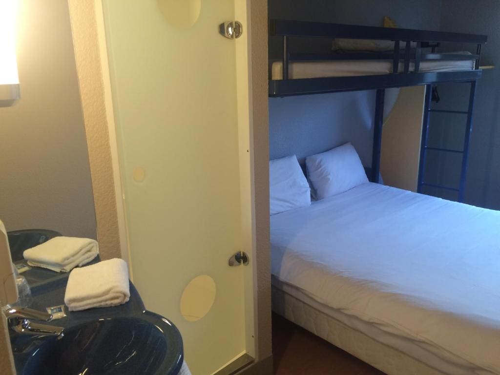 Standard Triple Room room - Image 3