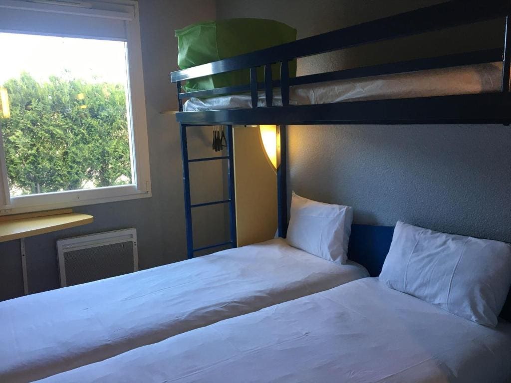 Triple Room with Three Single Beds room - Image 1