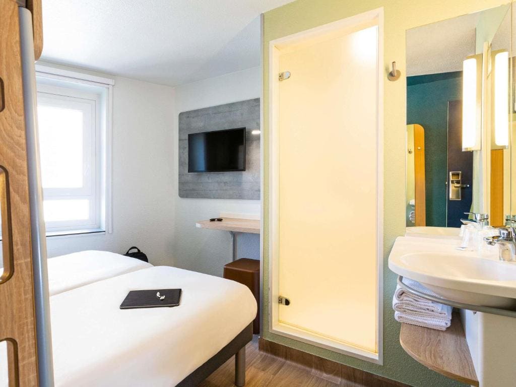 Triple Room with Two Single Beds and One Bunk Bed room - Image 2