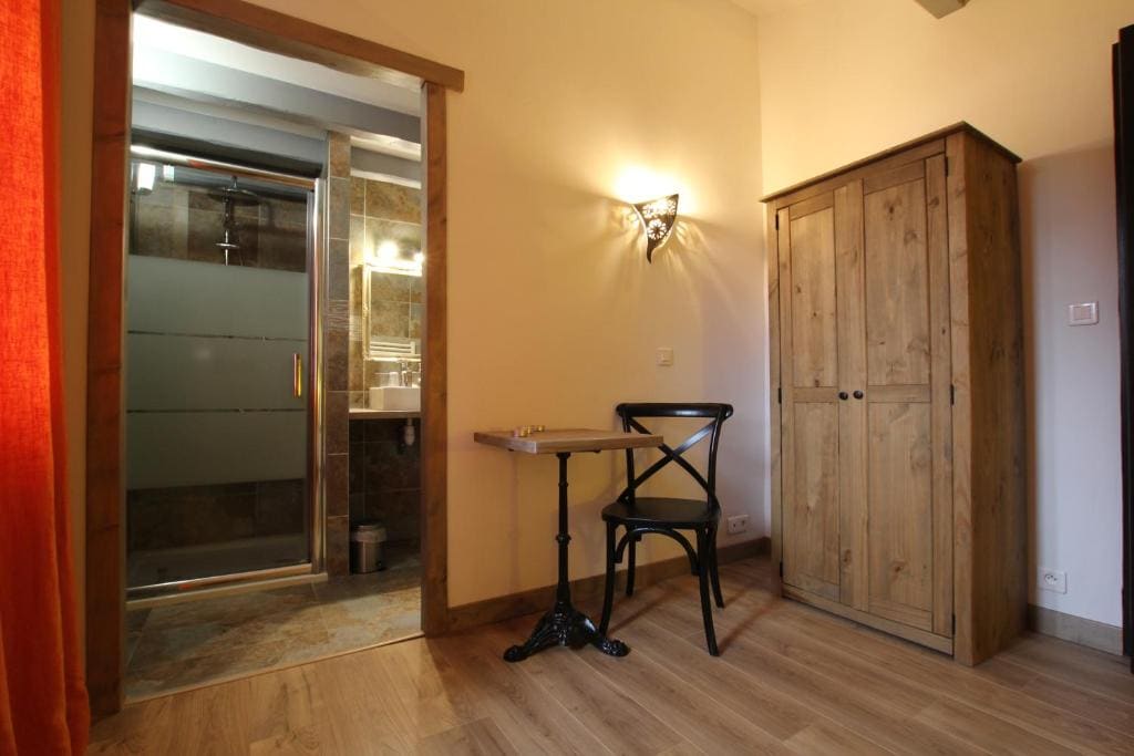 Double Room with Private Bathroom room - Image 3