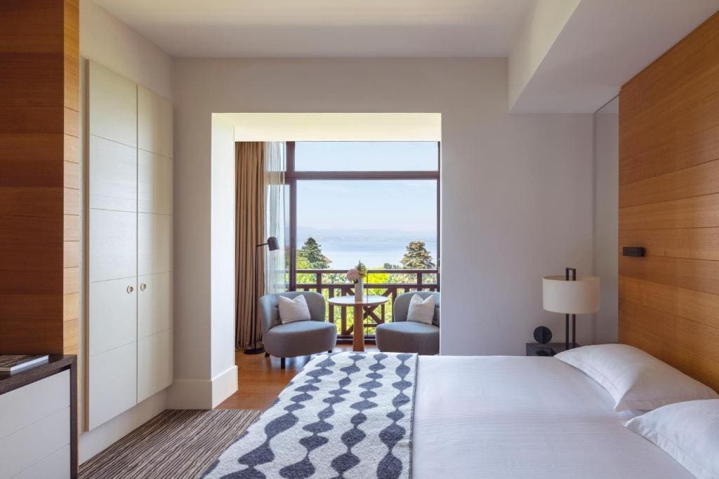 Deluxe Room with Lake View room - Image 2