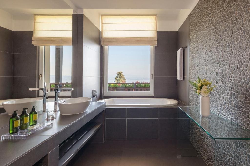 Suite with Lake View room - Image 2