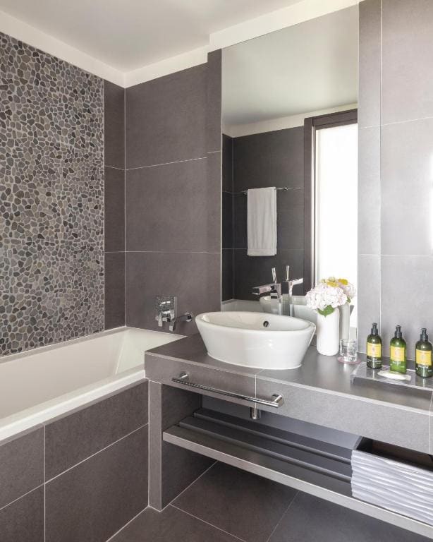 Deluxe Junior Suite room - Image 2